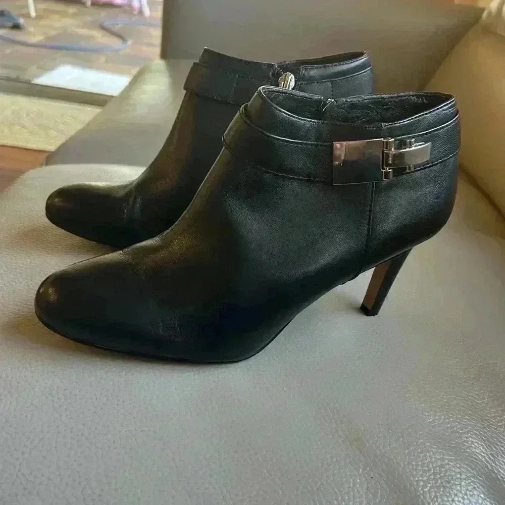 Vince Camuto Black Leather Ankle Booties Silver Buckle Stiletto Heels
Chelsa 7.5